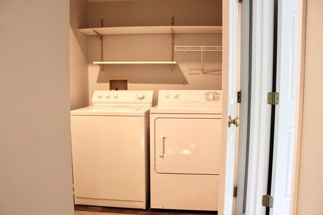 Building Photo - 736 Woodland Dr