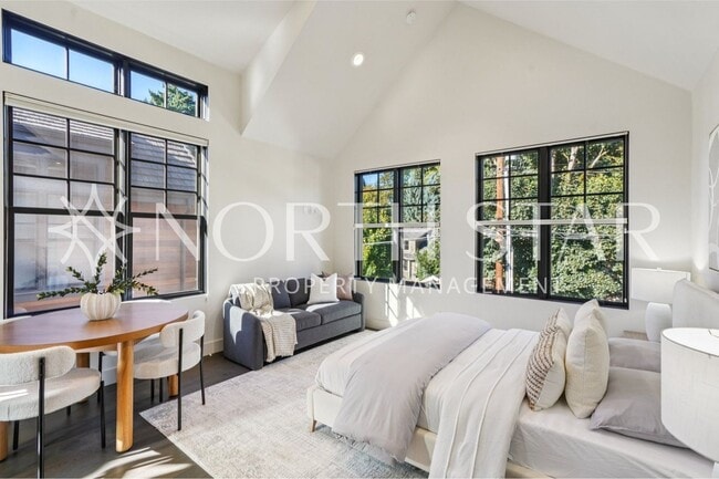 Building Photo - Luxury Living in the Heart of Lake Oswego: Stylish 3-Story Townhouse