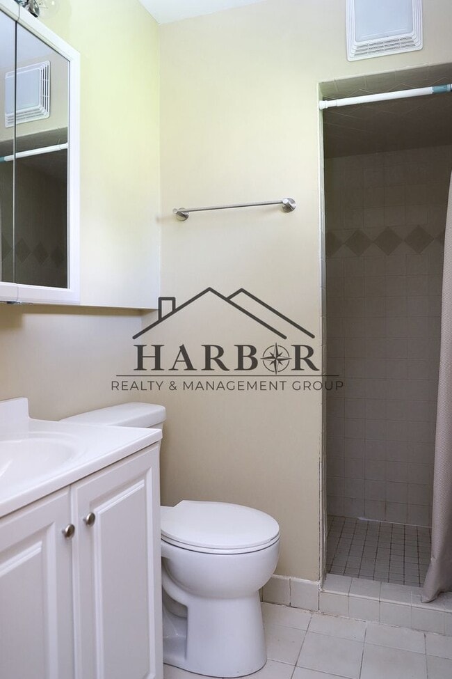 Building Photo - 3504 Ogden Ct NE