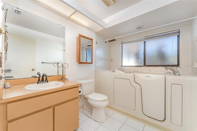 Building Photo - 4240 Creekwood Ln