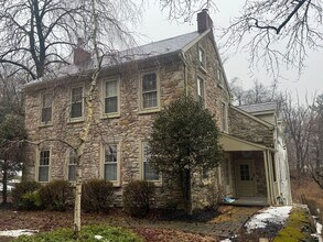 Building Photo - Charming Stacked stone Farm house 3 bedrooms 1 1/2 bathrooms