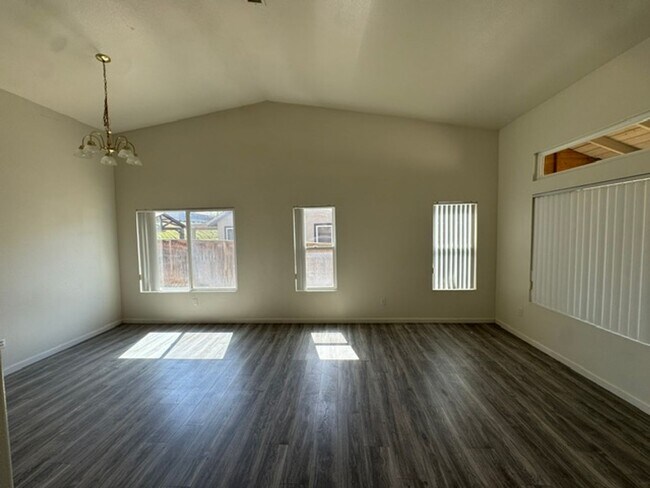 Building Photo - Beautiful home with option to expand