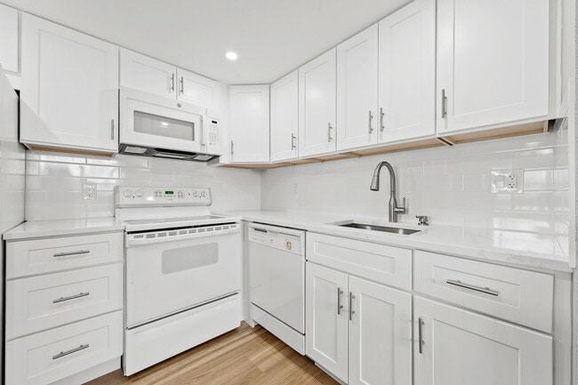 Building Photo - 723 Flanders Dr