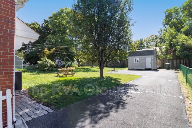 Building Photo - 2415 Dumbarton Rd