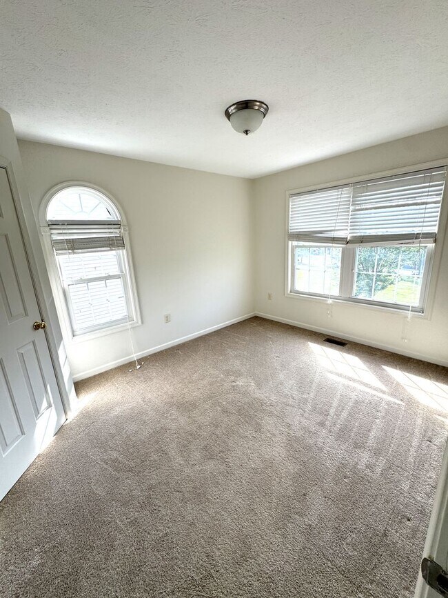 Building Photo - Taylor Spring Townhouse With Garage and Basement