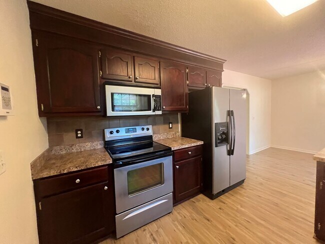 Building Photo - 3290 Valencia Dr