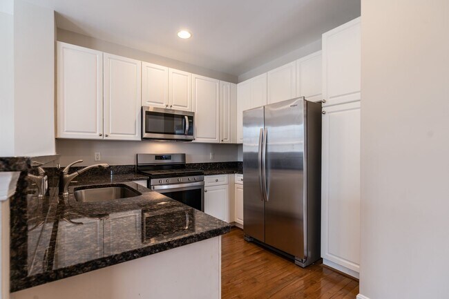 Building Photo - Immaculate 3 Bed 2 Full & 2 Half Bath End ...