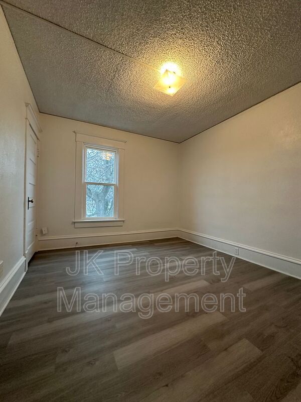 Building Photo - 604 2nd Ave S