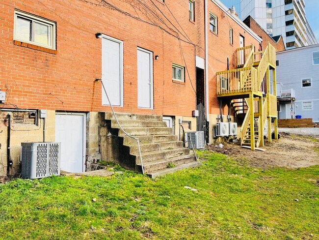 Building Photo - Two Bedroom/One Bathroom Townhome one block away from AGH! September 1 move in!