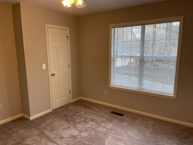 Building Photo - Spacious 3-Bedroom Townhome in Ballantyne Area