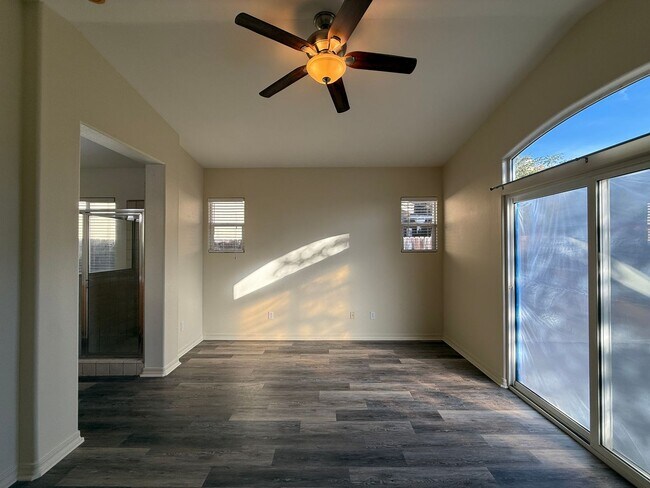 Building Photo - Beautiful Bradley Square Single Story Home With Easy Access to Shopping/101 Frwy