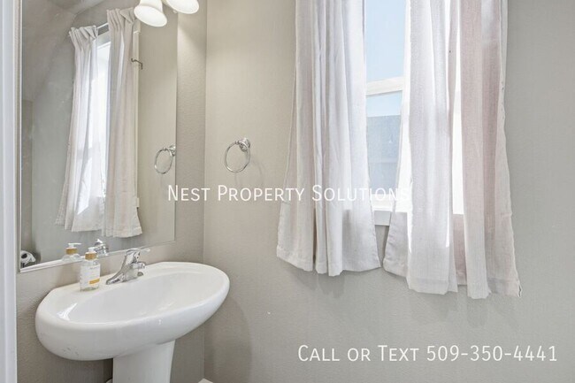 Building Photo - 1111 Hilltop Ave NE