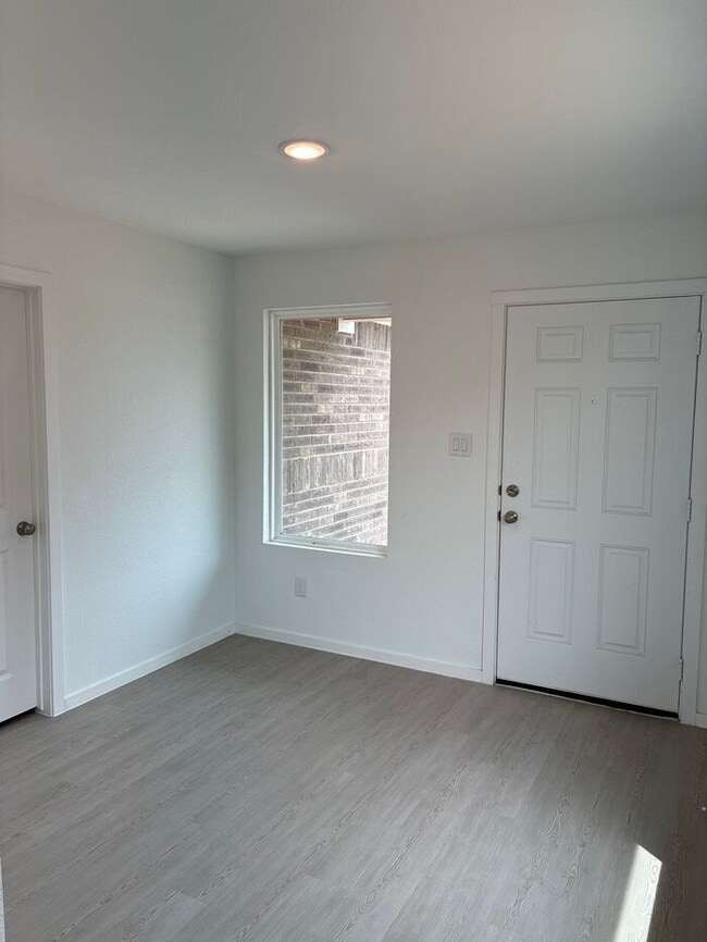 Building Photo - Charming 4 beds 2 baths in San Antonio!