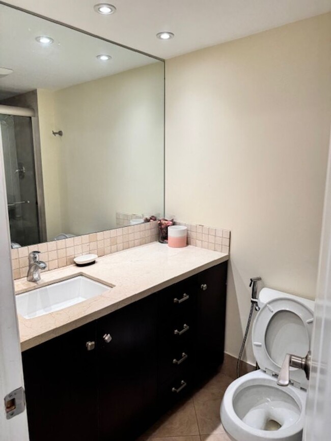 Building Photo - 2/2 SUNNY ISLES