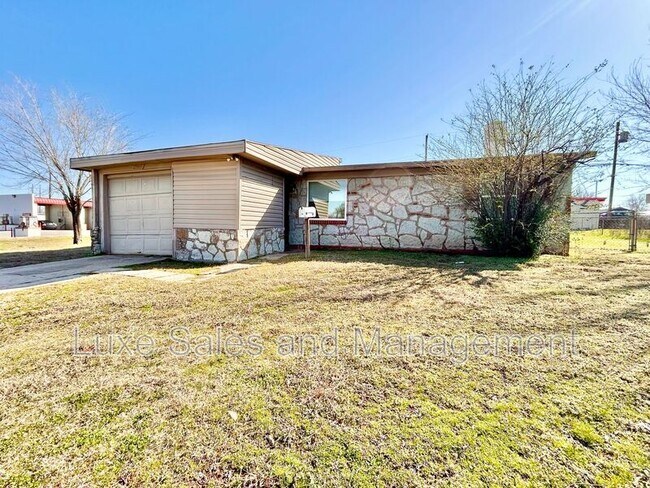Building Photo - 1700 Karen Dr