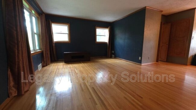 Building Photo - 926 N Mandan St