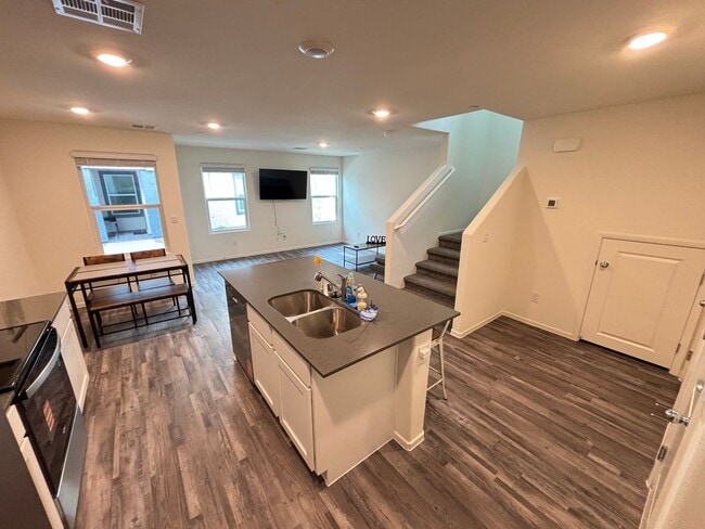 Building Photo - Charming 3Bed/2.5Bath/2Car Townhouse located in Northwest Las Vegas - Make the Move for Less: $30...