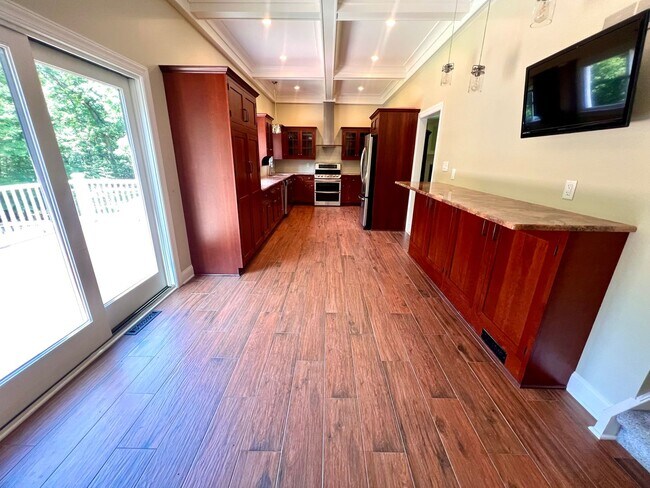Building Photo - Cranberry - 6 bedroom 4 bathroom - Stunnin...