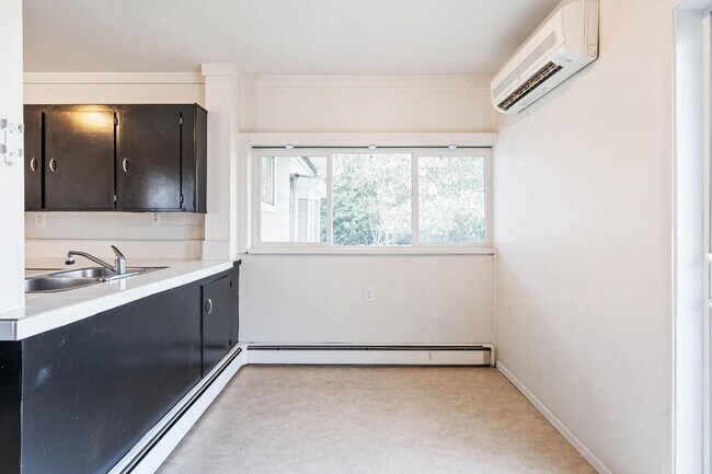 Building Photo - Charming 1-bdrm/1-bath in 1900s Victorian triplex—Prime location, shared laundry & yard