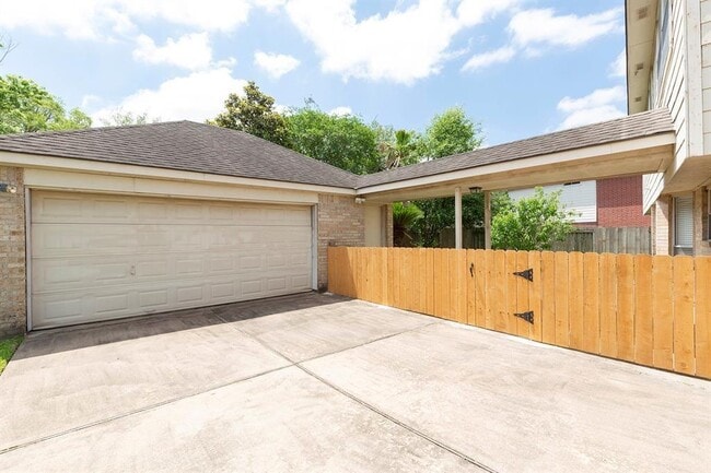 Building Photo - 2439 Shelby Park Dr