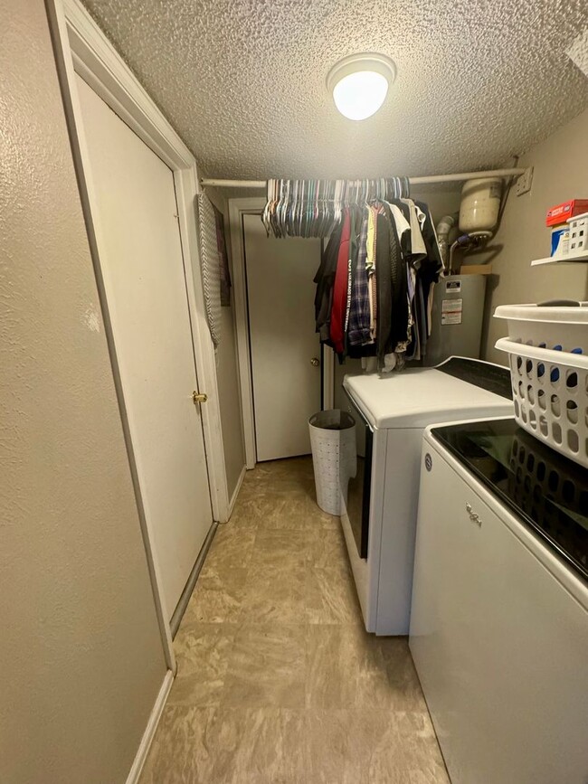 Building Photo - 3 bedroom/2 bath Centrally Located home in...