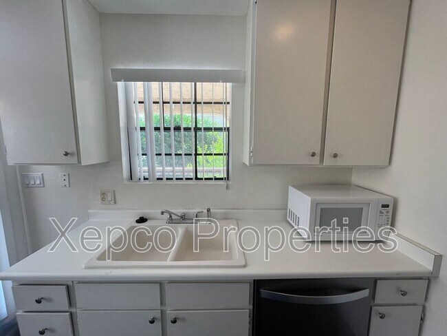Building Photo - 5300 E Waverly Dr