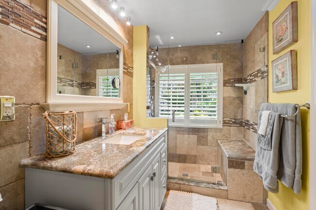 Building Photo - 614 SE 5th Ct