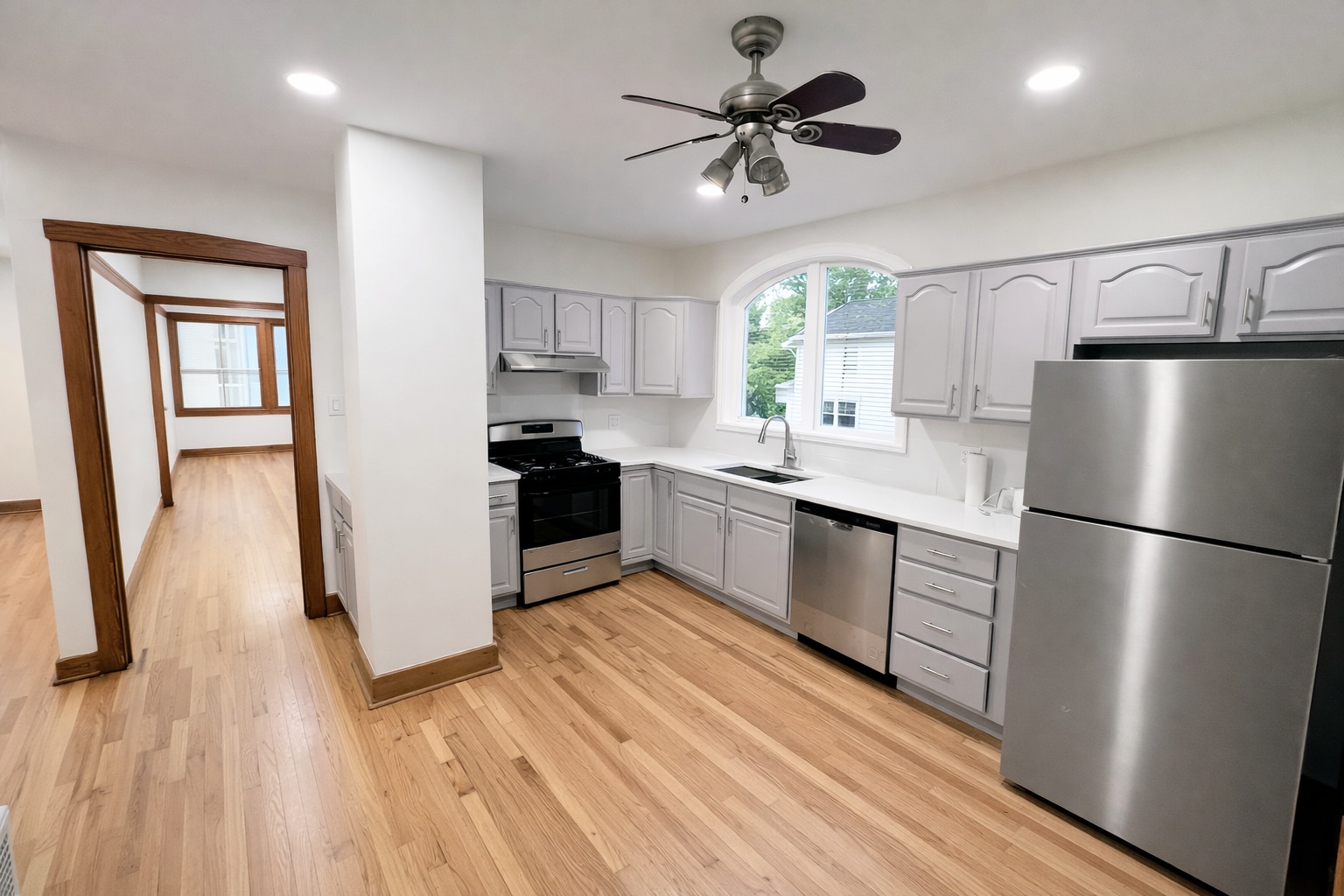 Building Photo - 5833 W Peterson Ave