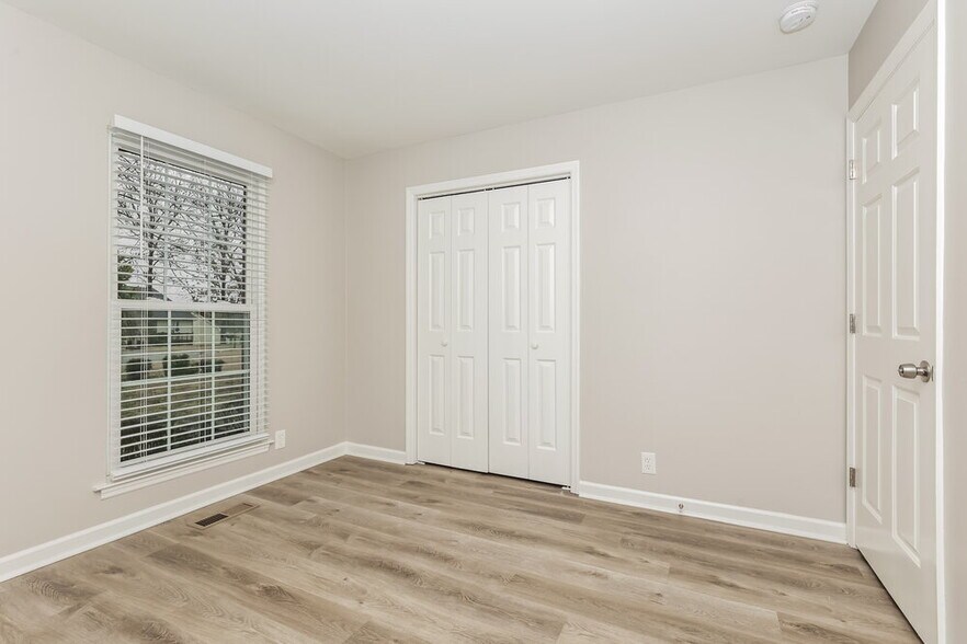 Building Photo - 208 Legend Ct