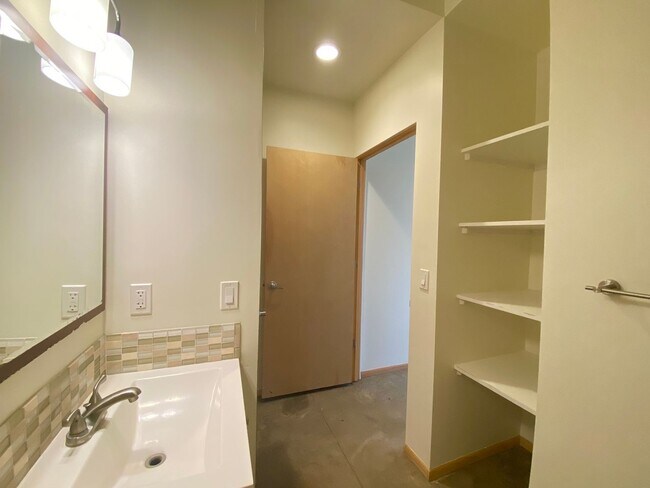 Building Photo - 1 MO. FREE RENT! Contemporary Retreat on Dunlap St.