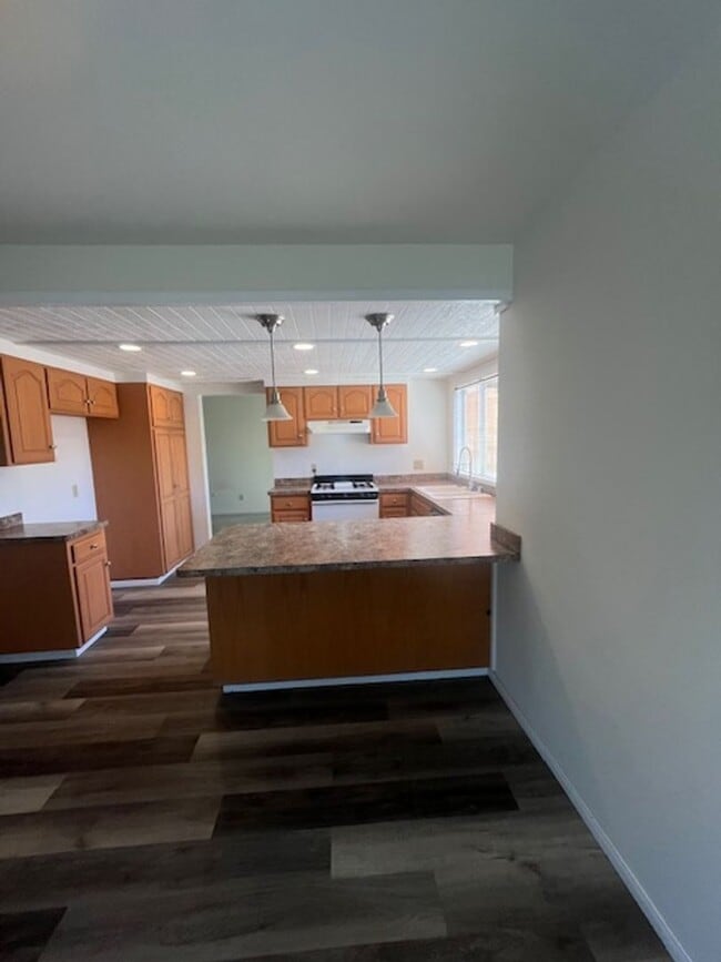 Building Photo - Spacious 4-Bedroom home centrally located ...