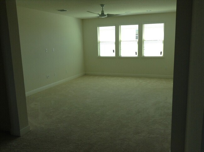 Building Photo - Spectacular  5/4 with 3 car garage home in Winter Garden