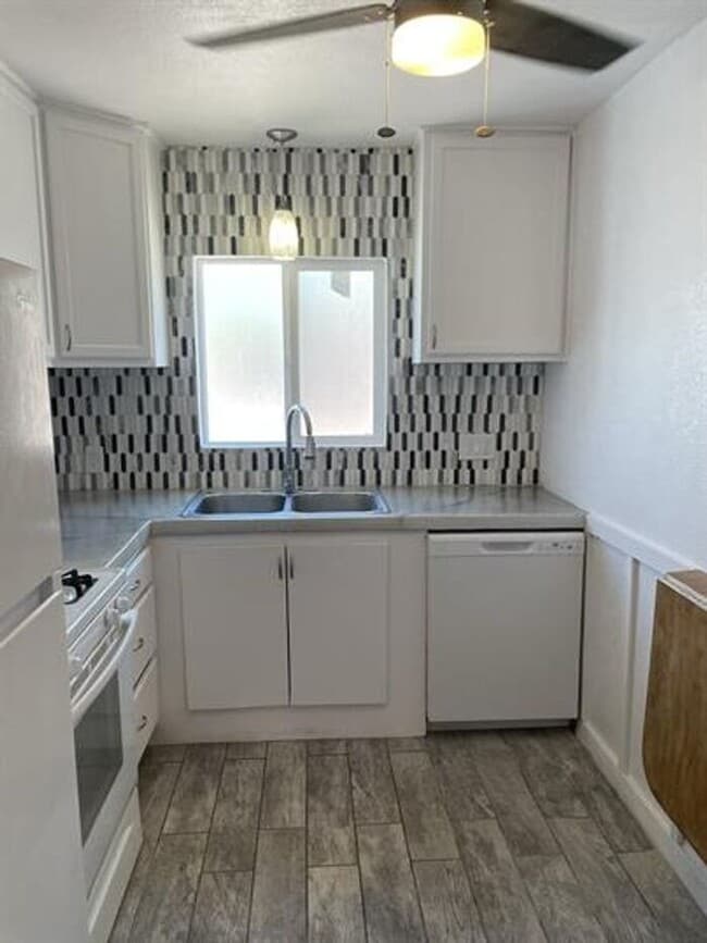 Building Photo - Cute 2 Bedroom Cottage.  Minutes to UofA