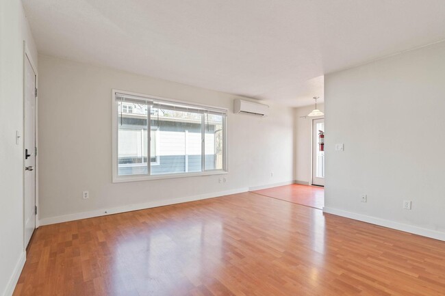 Building Photo - $300 off 1st month's rent! Comfortable 2-b...