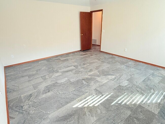 Building Photo - 700 Eastview Dr