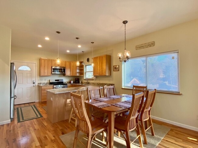 Building Photo - Furnished Downtown Black Mountain- Top Floor Unit with Roof Top Deck!