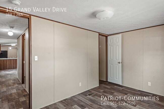 Building Photo - 15 Grand Valley Dr