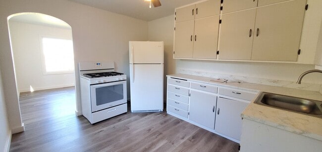 Building Photo - 2 bedroom 1 bath home in Lockwood!