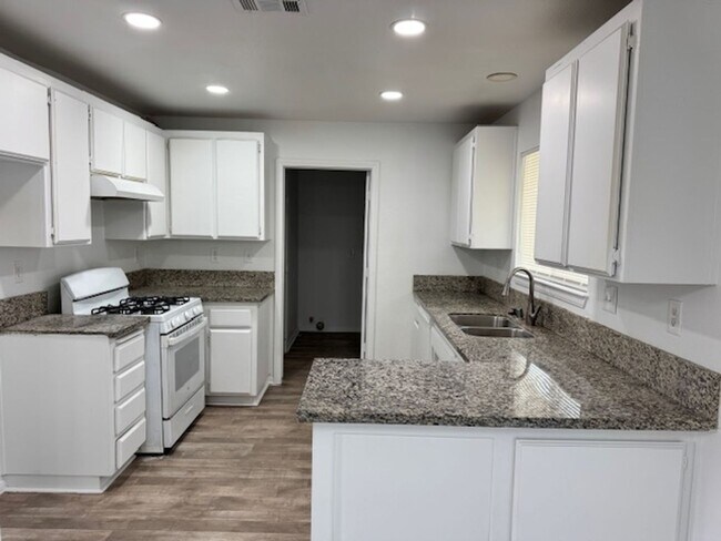 Building Photo - Gorgeous Remodeled 3+2 On Half Acre- $2600