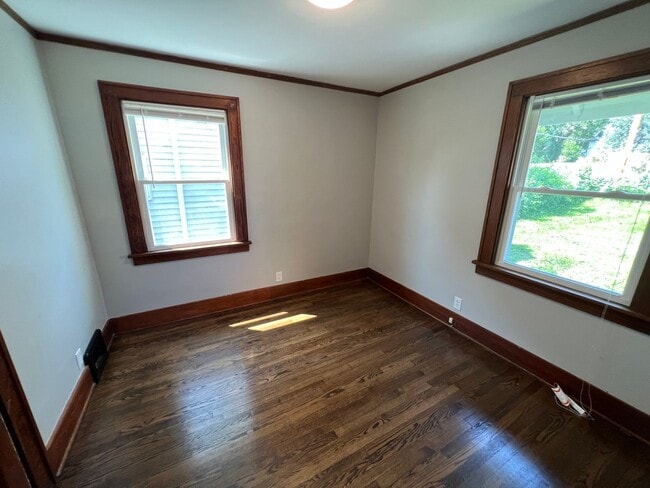 Building Photo - Charming 3BR Home close to Benson/Dundee