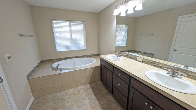 Building Photo - 4 bedroom 2.5 bathroom home