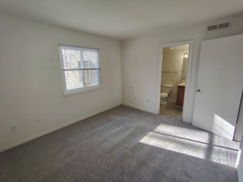 Building Photo - 600 Reusens Rd