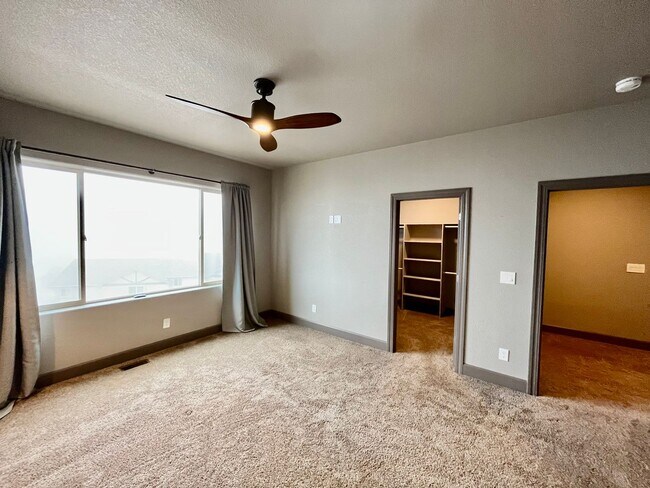 Building Photo - * Rare Find* Luxurious 3 Bedroom Modern-Rustic Townhome in Mountain Shadows