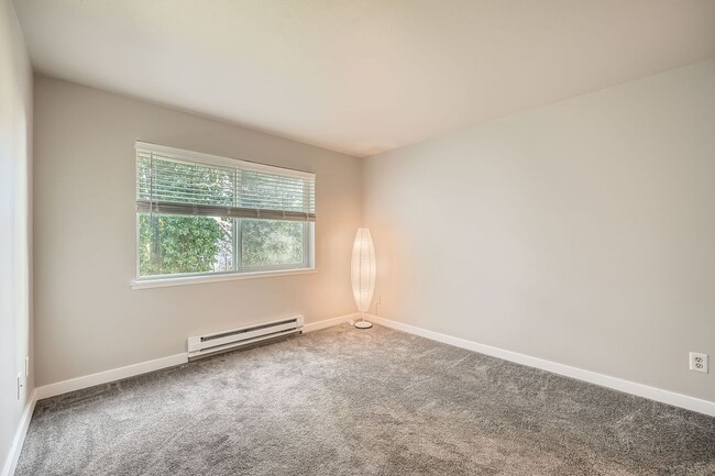 Building Photo - Updated 2 Bed Renton Ridge Condo; A Great ...