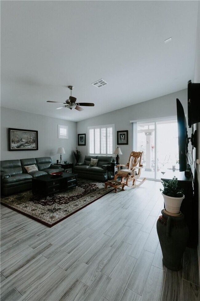 Building Photo - Single Story Home with Lush Backyard! Comi...