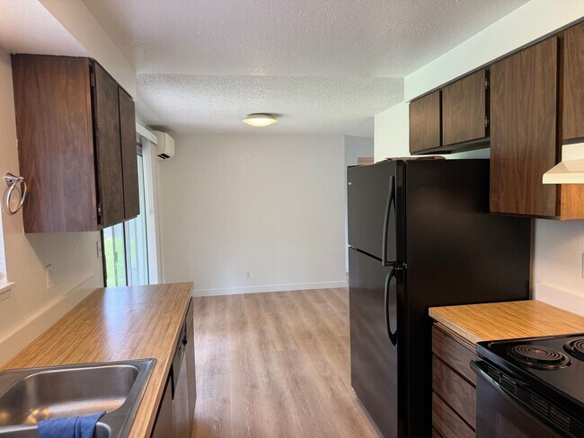 Building Photo - Updated single level 2 bed/1 bath duplex in Thurston!