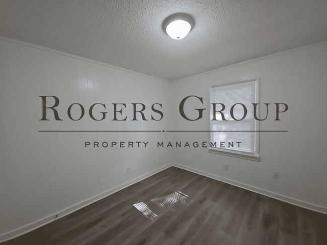 Building Photo - #450 - 102-104 Carter St Duplex