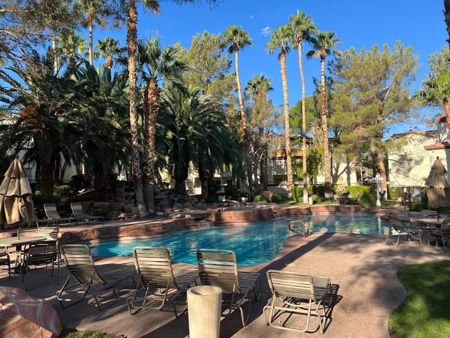 Building Photo - BEAUTIFUL UPGRADED CONDO/MANY AMENITIES - 3 BED, 2 BATH