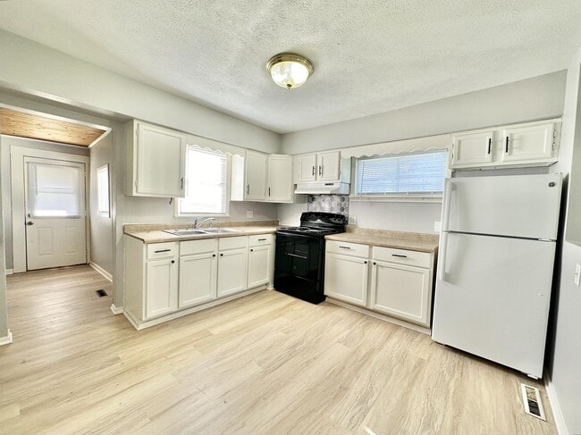 Building Photo - 1023 Hackett St