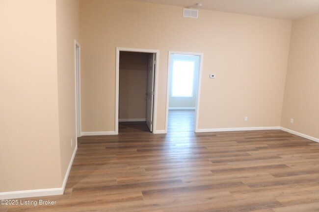 Building Photo - 102 Peonia Rd